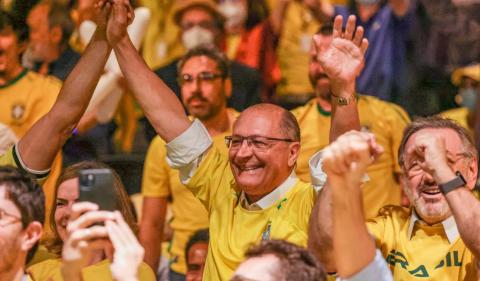 Geraldo Alckmin comemora gol do Brasil na Copa, ao lado de Gleisi Hoffman (Foto: Magno Romero/ Divulgação)