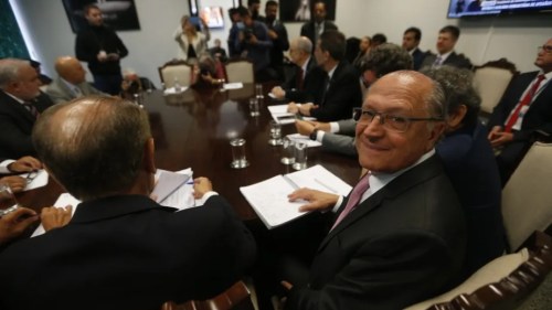 Vice-presidente Geraldo Alckmin em reunião com lideranças do governo de transição na liderança do MDB no Senado Federal em 18 de novembro (Cristiano Mariz/O Globo)
