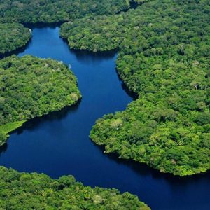 Vista aérea do Rio Amazonas na floresta Amazônica. Foto é da Secretaria de Estado de Ciência, Tecnologia e Educação Profissional e Tecnológica do Pará.