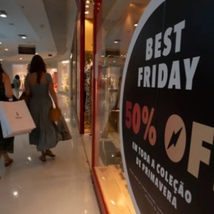 Foto vitrine loja com anúncio de oferta para Black Friday, Dicas de como evitar golpes e fraudes, confira dicas