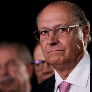 Foto do vice-presidente eleito Geraldo Alckmin,que usa óculos, veste um palitó com gravada vermelha