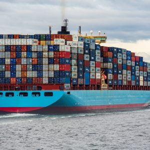Foto de um navio de carga navegando carregado de containers
