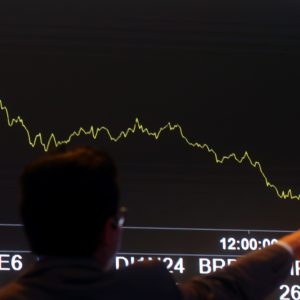 Foto do painel do Ibovespa, principal índice da bolsa de valores, com um gráfico em queda