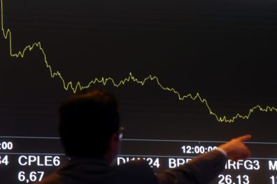 Ibovespa fecha em alta de 0,58% com gigantes em destaque; dólar cai a R$ 5,06