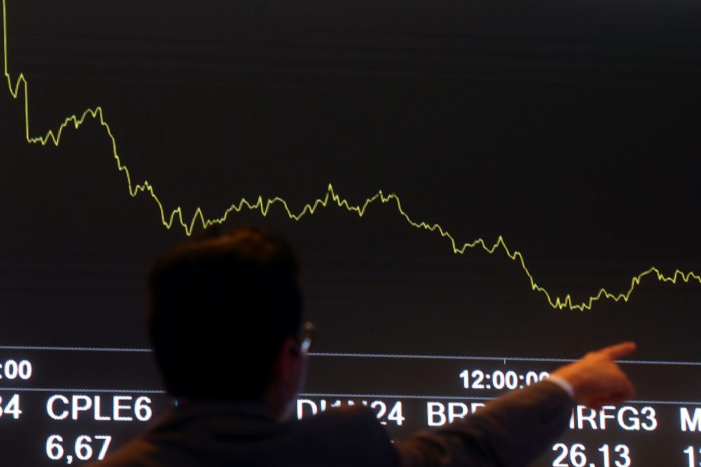 Ibovespa sobe 0,49% e bate novo recorde em penúltimo pregão do ano; dólar fecha em alta