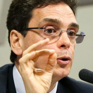 Foto de Marcos Mendes gesticulando e falando ao microfone