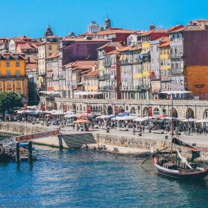 Morar em Portugal é o desejo de muitos brasileiros: confira os tipos de vistos, custos de vida e muito mais. Foto é de Nick Karvounis da Unsplah.