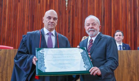 Lula recebe diploma de presidente da República do presidente do TSE, Alexandre de Moraes (Foto: Ricardo Stuckert)