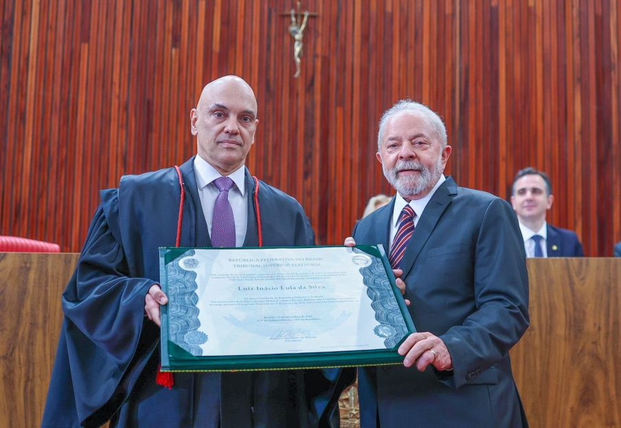 Foto de Alexandre de Moraes à esquerda e Lula à direita, segurando diploma de presidente.