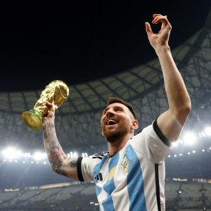 Lionel Messi, da Argentina, comemora a conquista da Copa do Mundo com o troféu. Foto: REUTERS/Hannah Mckay