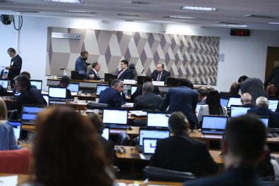 CCJ aprova PEC da Transição ampliando teto de gastos para pagar Bolsa Família