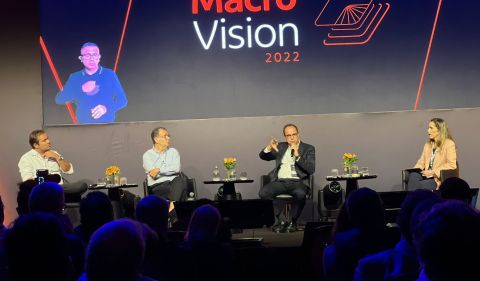 Felipe Guerra (CIO da Legacy Capital), Luis Stuhlberger (CEO da Verde Asset Management) e Rodrigo Azevedo (CIO da Ibiuna Investimentos) em painel do Macro Vision mediado por Milena Landgraf, sócia e gestora dos Fundos Multi-Asset-Class do Itaú. Foto: Pedro Knoth/Inteligência Financeira