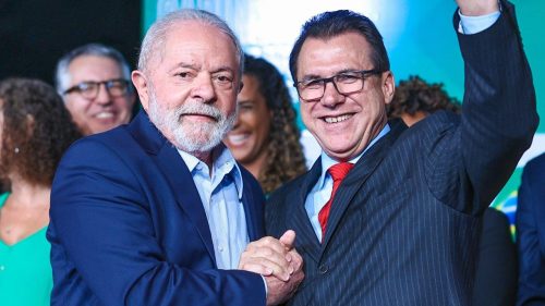 Lula cumprimenta Luiz Marinho, ministro do Trabalho e ex-prefeito de São Bernardo do Campo - Foto: Ricardo Stuckert/Divulgação