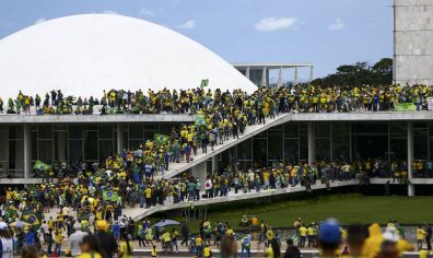 Invasão em Brasília aumenta ‘risco Brasil’ e pode gerar saída de recursos, dizem analistas