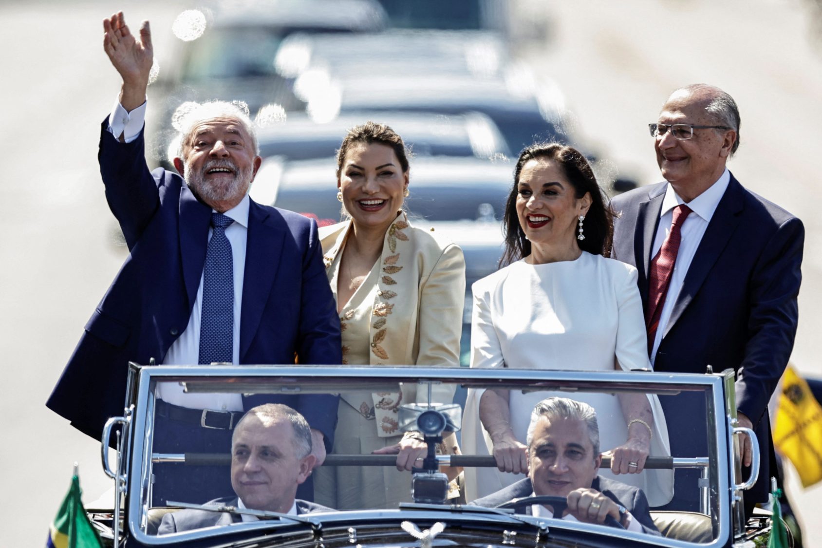 O presidente eleito do Brasil, Luiz Inácio Lula da Silva, acena para apoiadores no dia de sua posse, em Brasília, Brasil, 1º de janeiro de 2023. REUTERS/Ueslei Marcelino