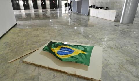 Quadro "A Bandeira do Brasil", que estava exposto no térreo do Palácio do Planalto, foi depredado (Foto: Ricardo Stuckert)