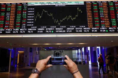 Mercado hoje: Ibovespa fecha semana em alta de quase 4%; dólar cai ao menor nível em 1 ano