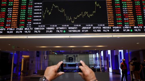 Painel mostra desempenho de ações na bolsa de valores. Foto: Amanda Perobelli/Reuters