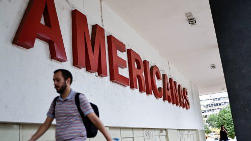 Homem passa por loja da Americanas em Brasília. Foto: Ueslei Marcelino/Reuters