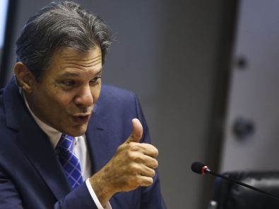 Haddad reforça compromisso fiscal em Davos e diz que Brasil vai combater extremismo
