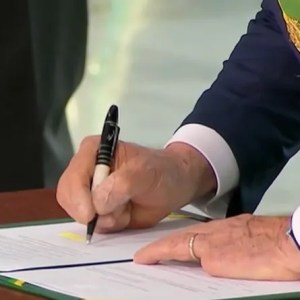 O presidente Luiz Inácio Lula da Silva assina suas primeiras medidas Reprodução/TV Globo