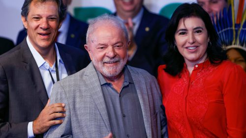 Presidente Luiz Inácio Lula da Silva posa para foto com os ministros da Fazenda, Fernando Haddad, e do Planejamento, Simone Tebet, em Brasília. Foto: Adriano Machado/Reuters