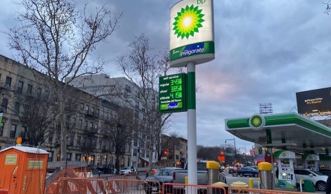 Preço da gasolina nos EUA, a partir de um posto no Brooklyn, em Nova York. Um americano gasta, em média, US$ 1,7 mil com o combustível  no ano (Foto: Thaís Lima/IF)