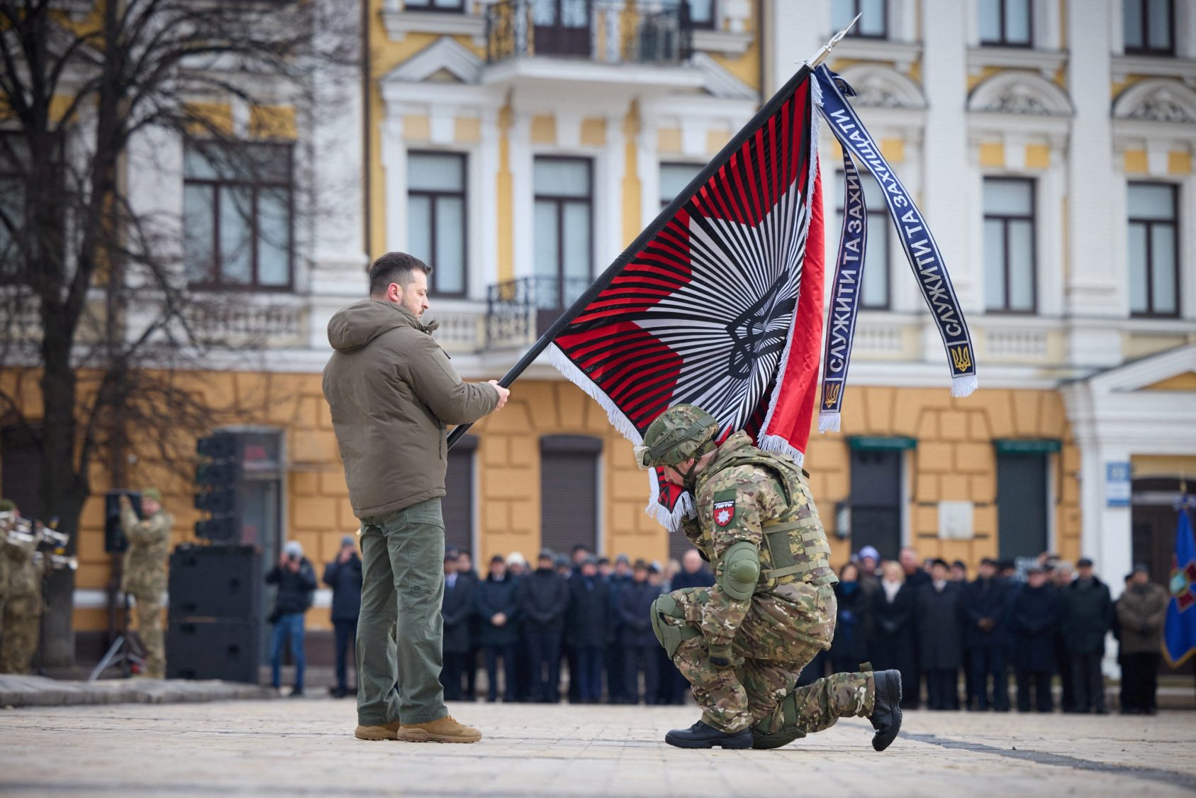 O presidente da Ucrânia, Volodymyr Zelensky, participa de uma cerimônia dedicada ao primeiro aniversário da invasão russa da Ucrânia, em Kiev