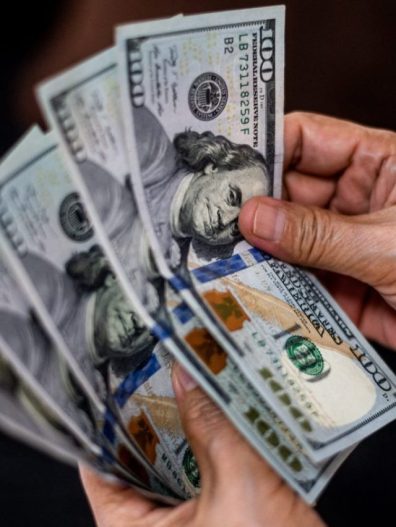 Dólar recua a R$ 4,86 com aposta em Fed menos agressivo e espera por CPI