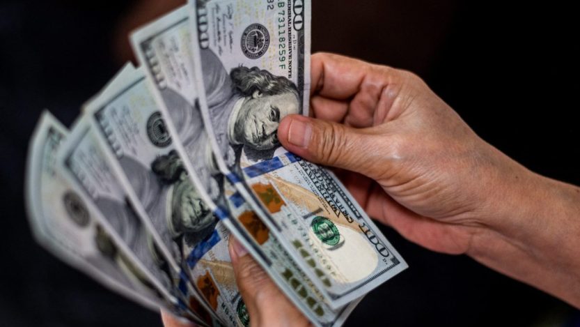 Fechamento Ibovespa e dólar hoje (16): Ibovespa recua quase 2% e dólar sobe  a R$ 5,49