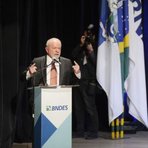 Lula promete Petrobras mais atuante no Rio e investimentos em óleo e gás