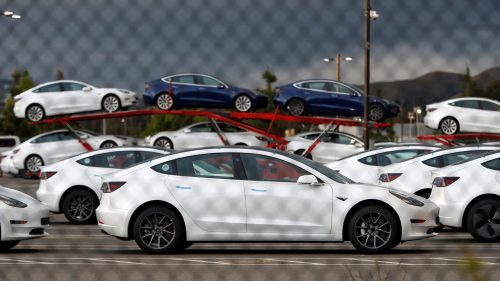 Carros da Tesla no pátio da fábrica em Fremont, Califórnia Foto: Stephen Lam/File Photo/Reuters
