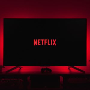 Foto de uma televisão com tela preta e o logo da Netflix estampado no centro