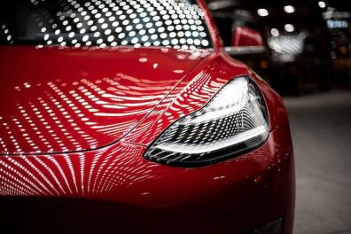 Ações da Tesla (TSLA) sobem com anúncio de produção chegando a 4 mil carros por semana em Berlim