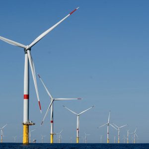 Foto de turbinas eólicas situadas em alto mar