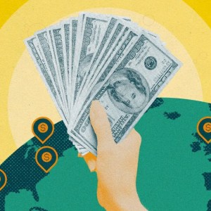 Ilustração de uma mão segurando notas de dólar com um globo mundial ao fundo