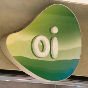 Foto de logo da Oi com os dizeres "Oi" em branco sobre fundo verde