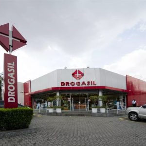 Foto de uma farmácia da Drogasil, da rede Raia Drogasil (RADL3), que vai pagar dividendos em maio