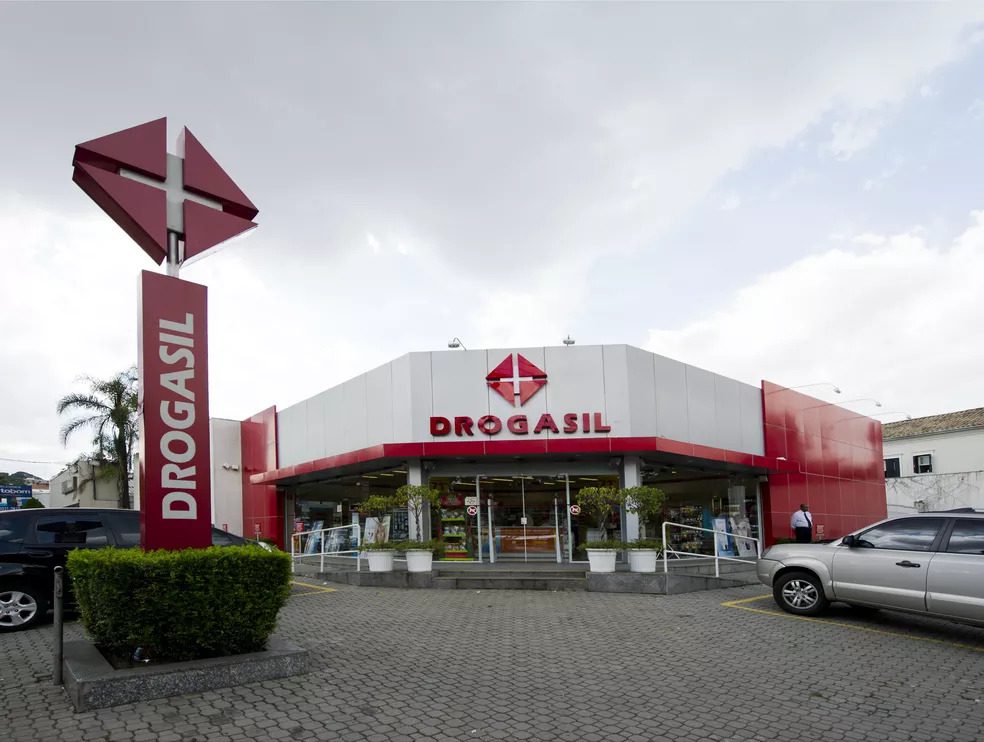 Foto de uma farmácia da Drogasil, da rede Raia Drogasil (RADL3), que vai pagar dividendos em maio