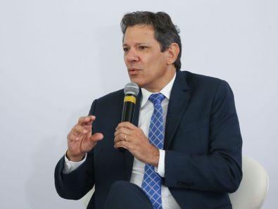 Brasil tem espaço que falta ao mundo para cortar juros, diz Haddad