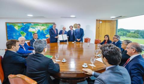 Lula, Lira, Galípolo, Haddad, Tebet, Padilha, José Guimarães, Alckmin, Randolfe, Wagner e Rui Costa na entrega simbólica do PLC do Arcabouço Fiscal ao Congresso em 18 de abril de 2023. Foto: Ricardo Stuckert