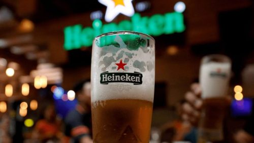 Copo de cerveja da Heineken (HEIA34). Foto: Nguyen Huy Kham/Reuters