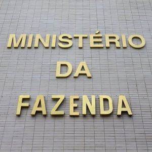 Foto da fachada do Ministério da Fazenda, com a transcrição: 