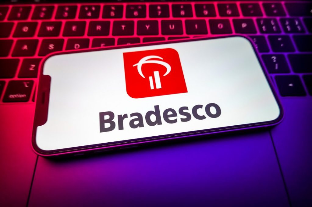 Bradesco (BBDC4) diz que canais digitais ficaram fora do ar com apagão global de tecnologia