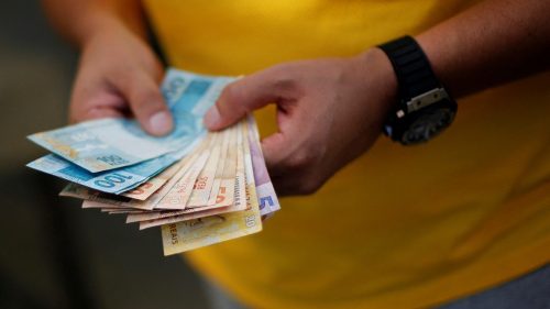 Pessoa contando notas do real, o dinheiro brasileiro. Foto: Ueslei Marcelino/File Photo/Reuters
