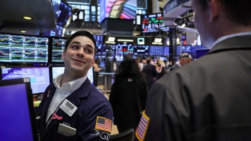 Trader acompanha o desempenho do mercado de ações nos Estados Unidos. Foto: Brendan McDermid/Reuters