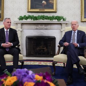 EUA: Biden e Kevin McCarthy chegam a acordo sobre elevar teto da dívida