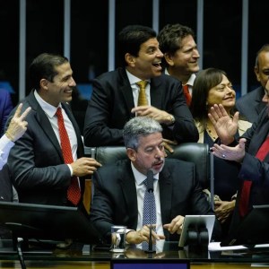 Deputados comemoram a aprovação do texto principal do arcabouço fiscal. Foto: Brenno Carvalho/Agência O Globo
