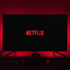 Com publicidade e bem mais barato: sucesso de plano de assinatura com propaganda faz ações da Netflix (NFLX34) subirem
