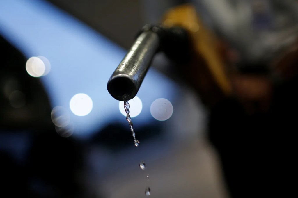 Petrobras aumenta gasolina em R$ 0,20 por litro, ações sobem na bolsa e economistas já projetam piora da inflação